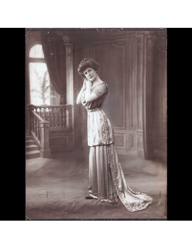 Beer - Robe portée par Mademoiselle Bignon, photographie du studio Felix (1910) en linge