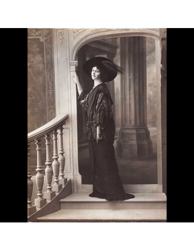 Robe portée par Mademoiselle de Savigny, photographie du studio Felix (1912) Paris Déstockage Promo