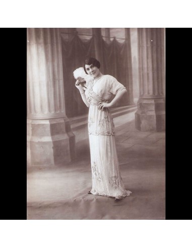 Robe portée par Mademoiselle Parys, photographie du studio Felix (1913) Dans la société mordern