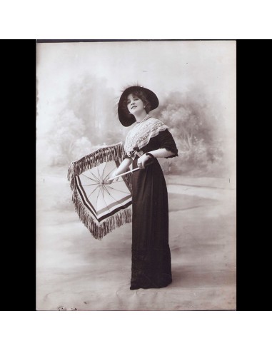 Brandt - Robe portée par Arlette Dorgère, photographie du studio Felix (1910s) 2023