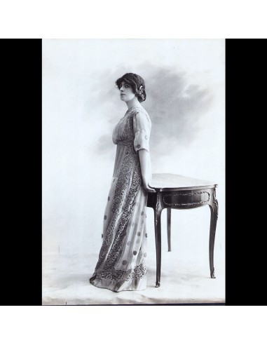 Robe portée par Mademoiselle Roggers, photographie du studio Reutlinger (1911) acheter